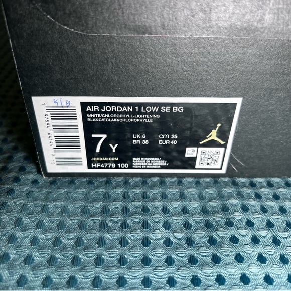 ***NWT***Air 1 Jordan Low SE Green & White - Picture 11 of 11
